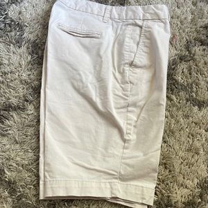 Gap Bermuda shorts tans size 8 small hole